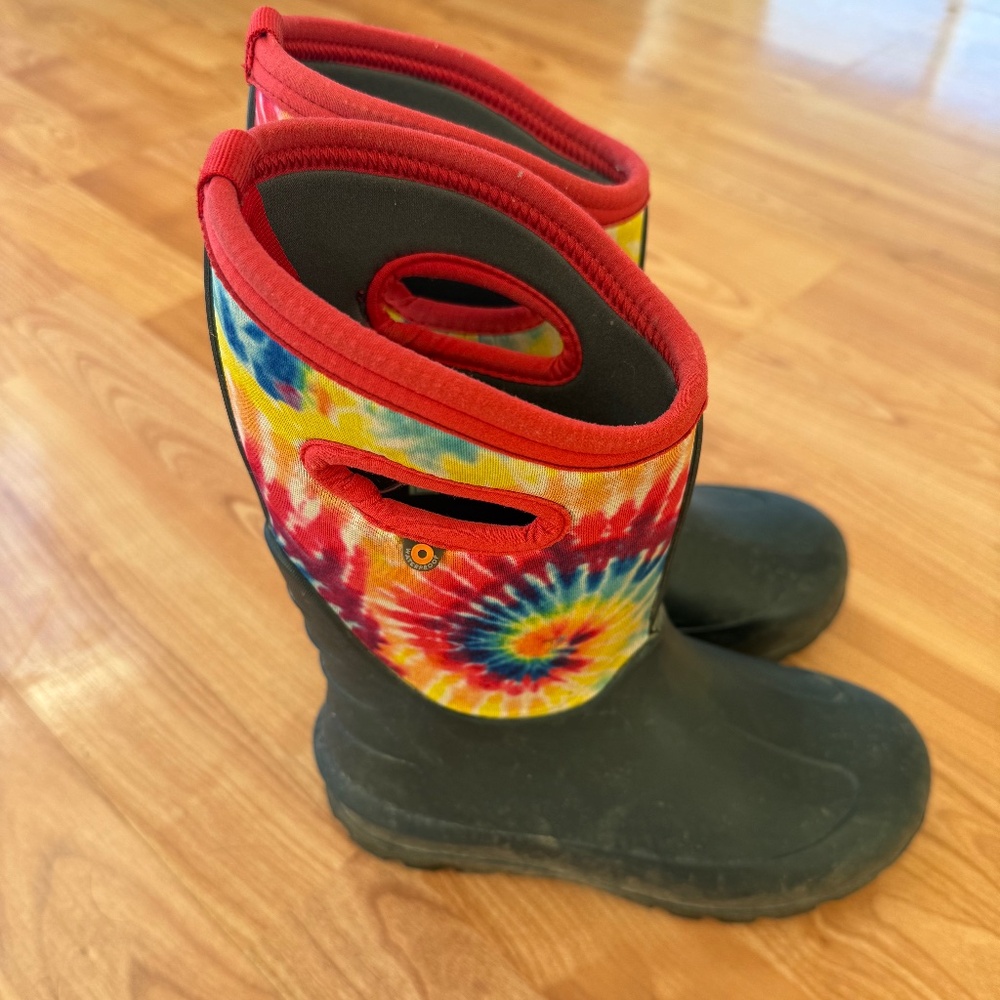Rainbow Bog boots kid’s size 2